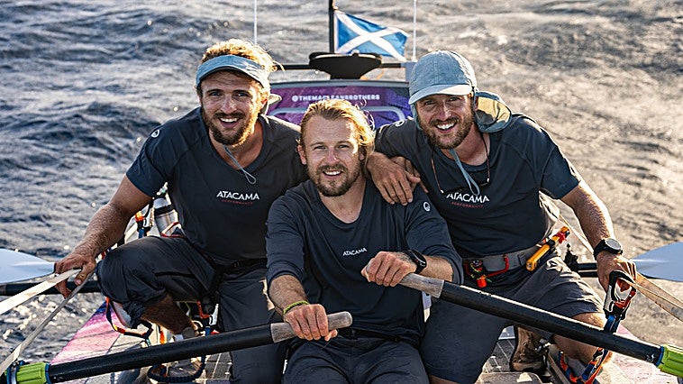 Los hermanos Maclean en su embarcación