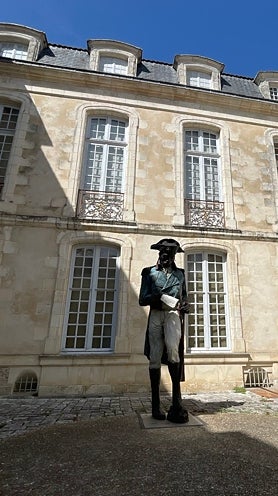Imagen secundaria 2 - Panorámica de la Rochelle. Izquierda, puerto de la ciudad. Derecha, foto del patio del Museo del Nuevo Mundo de la Rochelle