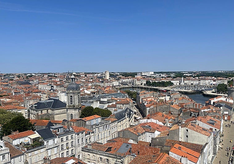 Imagen principal - Panorámica de la Rochelle. Izquierda, puerto de la ciudad. Derecha, foto del patio del Museo del Nuevo Mundo de la Rochelle