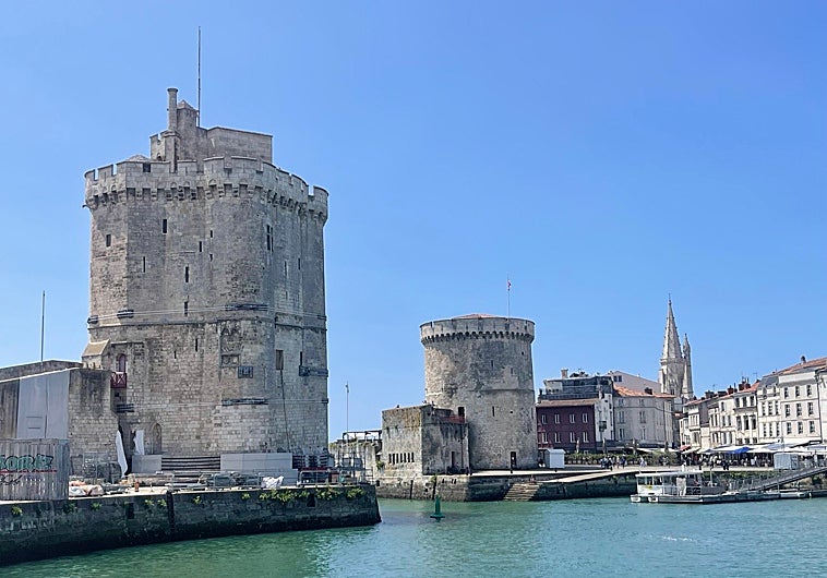 Imagen principal - Foto en la entrada de las torres del puerto fortificado de la Rochelle. Fortificaciones de la Rochelle