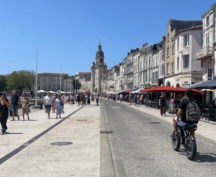 Imagen secundaria 1 - Panorámica de la Rochelle. Izquierda, puerto de la ciudad. Derecha, foto del patio del Museo del Nuevo Mundo de la Rochelle