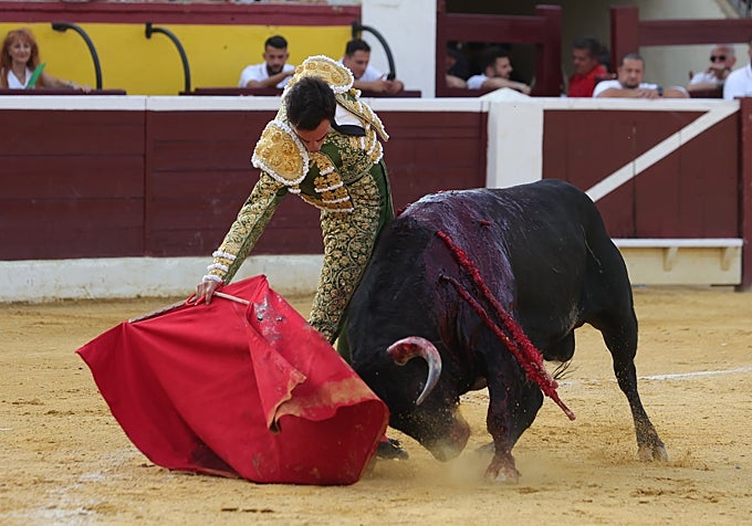 Tomás Rufo, en un derechazo de ajuste y mano baja
