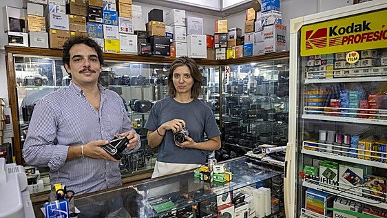 Un carrete, un viaje: por qué la generación Z está redescubriendo la fotografía analógica