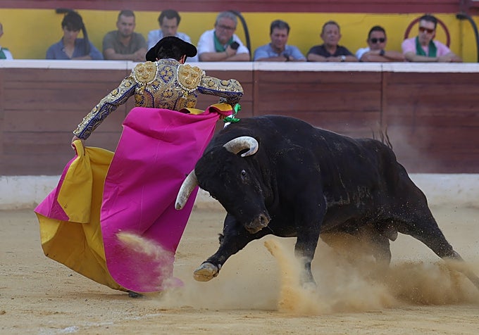 El torero de las Cinco Villas, en un quite por chicuelinas