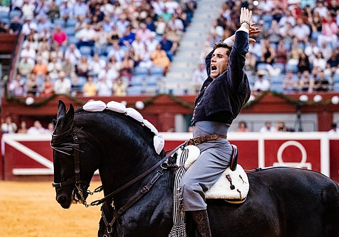 Guillermo Hermoso de Mendoza, a lomos de Alquimista, paseó un trofeo