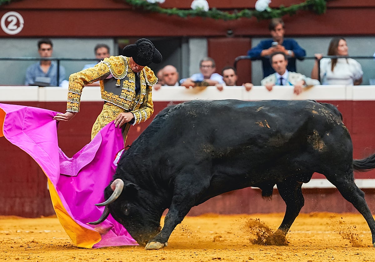 Daniel Luque remata con una media verónica en el último toro de Garcigrande, al que cortó una oreja