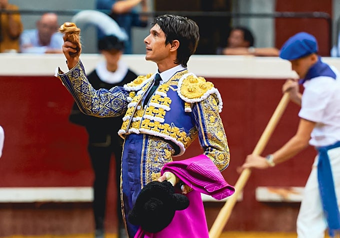 Sebastián Castella paseó el único trofeo del toro Clarín