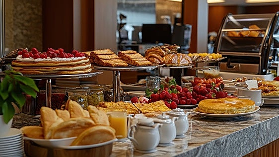 Los bufés de los hoteles o cómo volver al mono pagando el desayuno