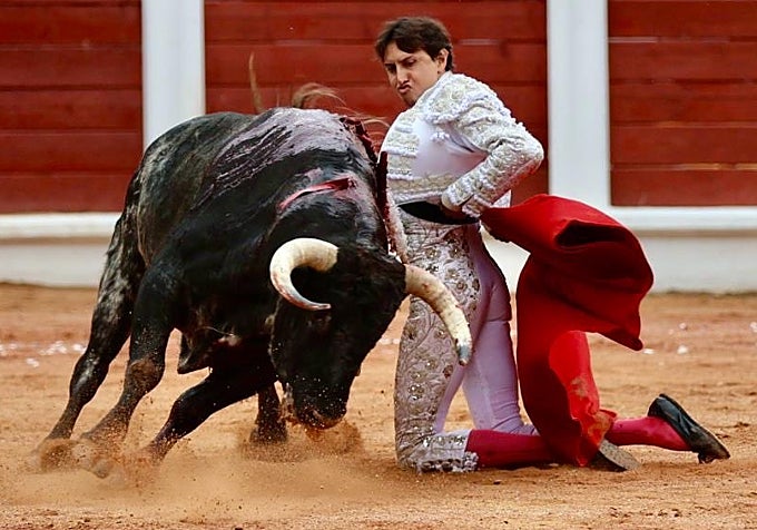 El torero limeño, en una arrucina de rodillas