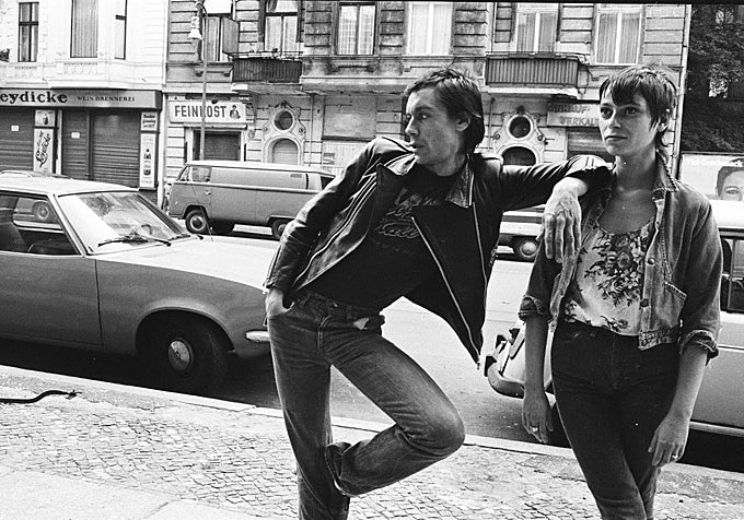 Iggy Pop en Berlín, con la asistente de Bowie.