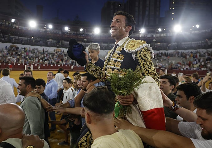 El torero de Trigueros sale a hombros