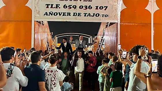 Ventura y Andrés Romero salen a hombros en una noche a caballo en El Rocío