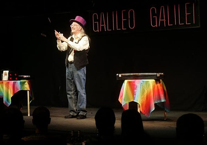 El mago Juan Tamariz en el Galileo Galilei, en el año 2009