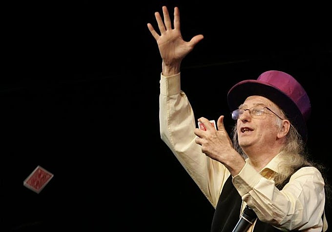 Juan Tamariz en un espectáculo de magia