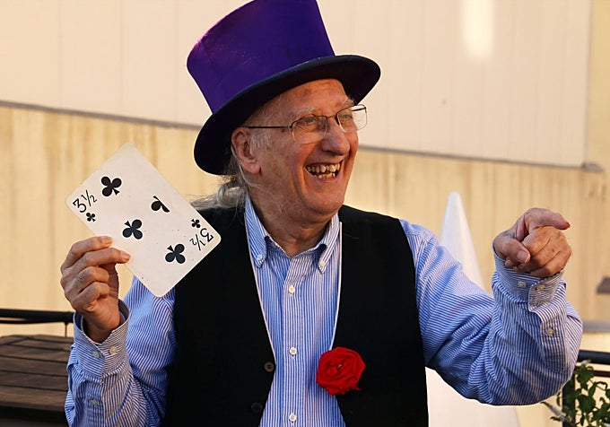 Juan Tamariz en uno de sus espectáculos de magia