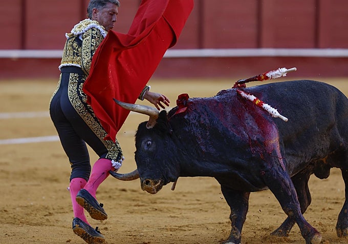 Momento de la cornada de Escribano con el primero