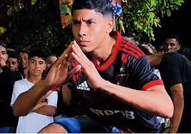 Batallas de 'farmear aura': poses, miradas y nada de violencia entre la Generación Z