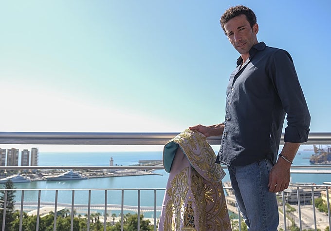 David de Miranda, con el Capote de Paseo al triunfador de la Feria de Málaga 2025, con el puerto al fondo