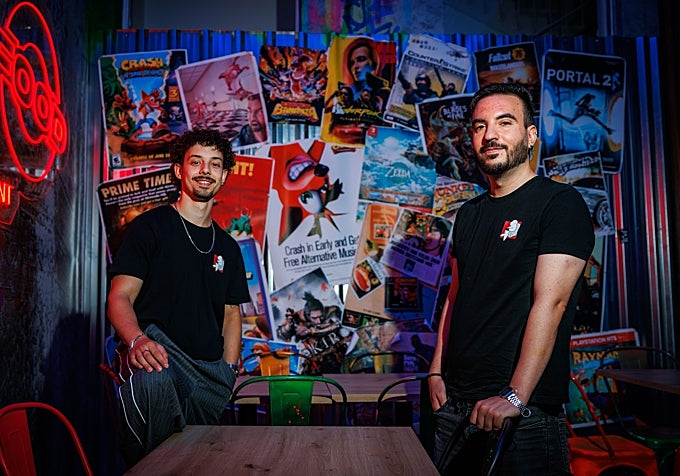 Ricardo Chorques y Tomás Manzano, creadores del videojuego español 'Duskfade' en el OXO Museo del videojuego de Madrid