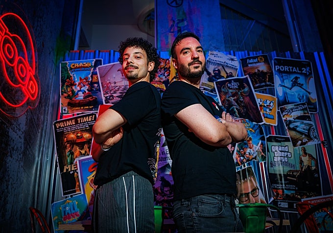Ricardo Chorques y Tomás Manzano, creadores del videojuego español 'Duskfade' en el OXO Museo del videojuego de Madrid