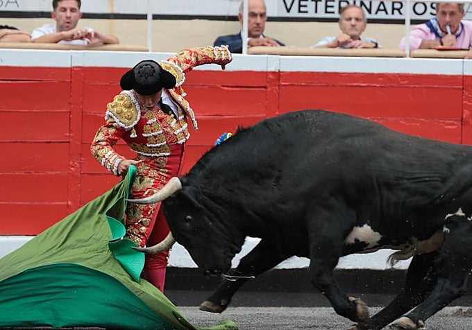 Ferrera, con el capote a una mano, en el saludo al primero