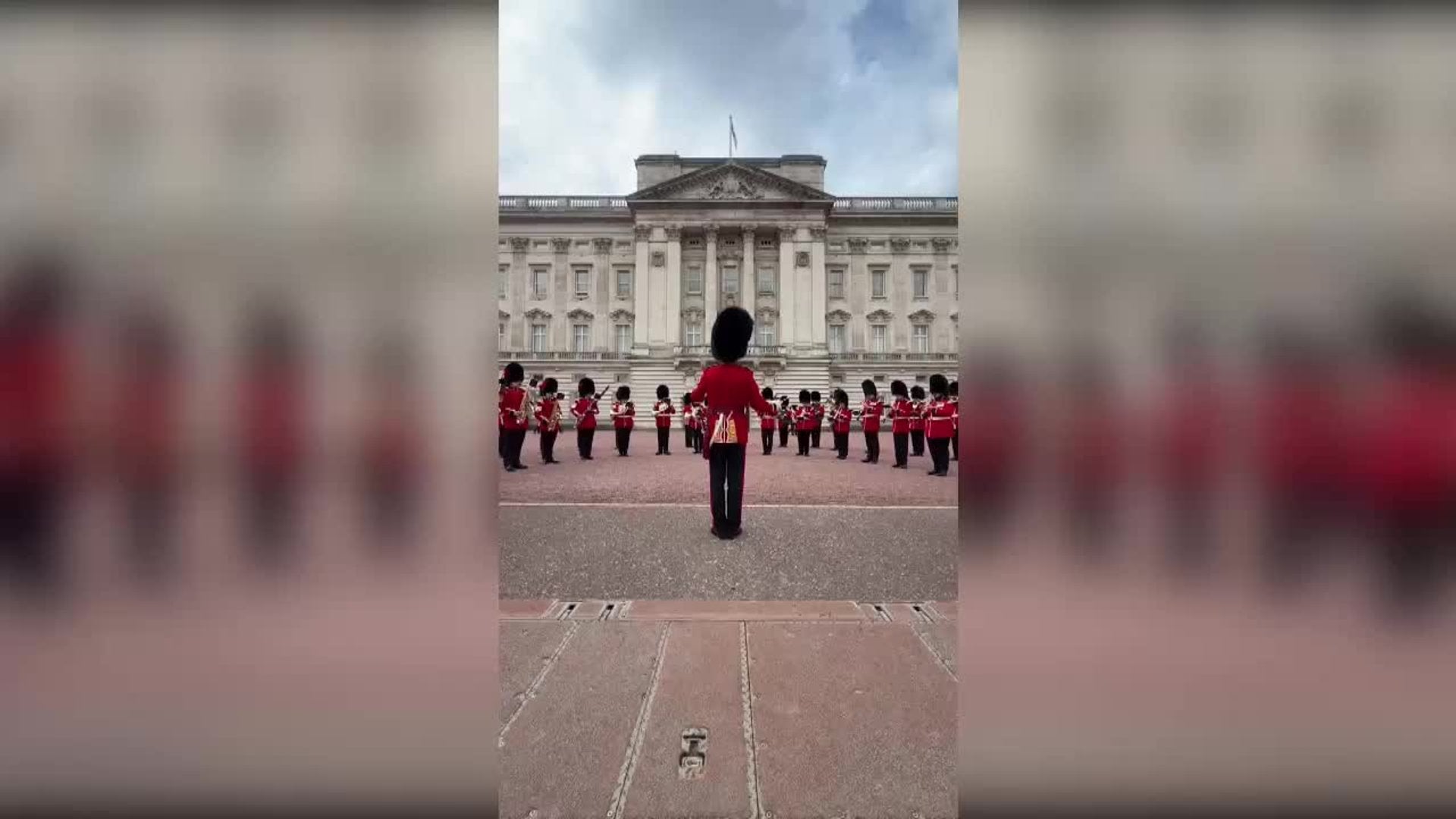 La Guardia Real homenajea a Dolly Parton con su mítico '9 to 5' en Buckingham