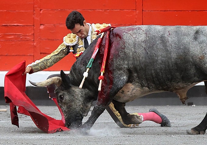 Tomás Rufo, en un sentido muletazo rodilla en tierra al sexto
