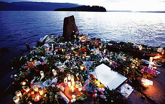 Flores y velas como memorial a las víctimas del ataque en Noruega en Oslo.