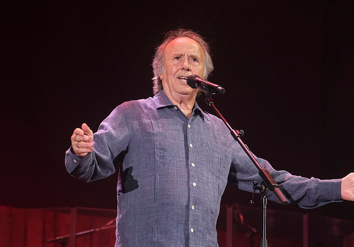 Serrat durante un concierto