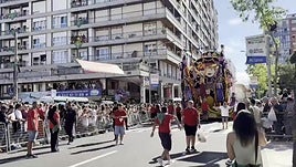 Una carroza con motivos circenses y fantásticos gana la Batalla de Flores de Laredo