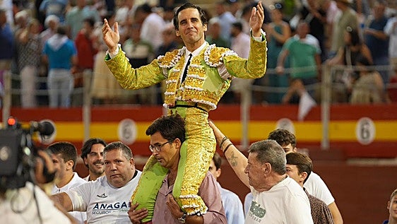 Juan Ortega enciende Almería con una faena de arrebato y torería
