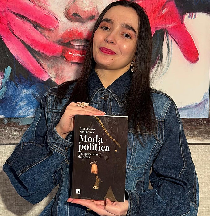 Ana Velasco, con su libro.