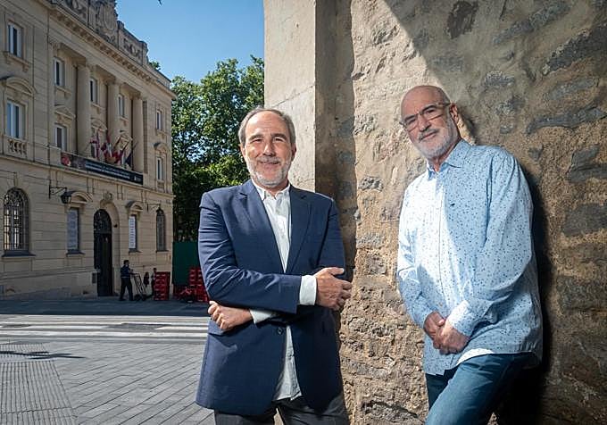 El editor Juan Cerezo y escritor Fernando Aramburu, en Vitoria