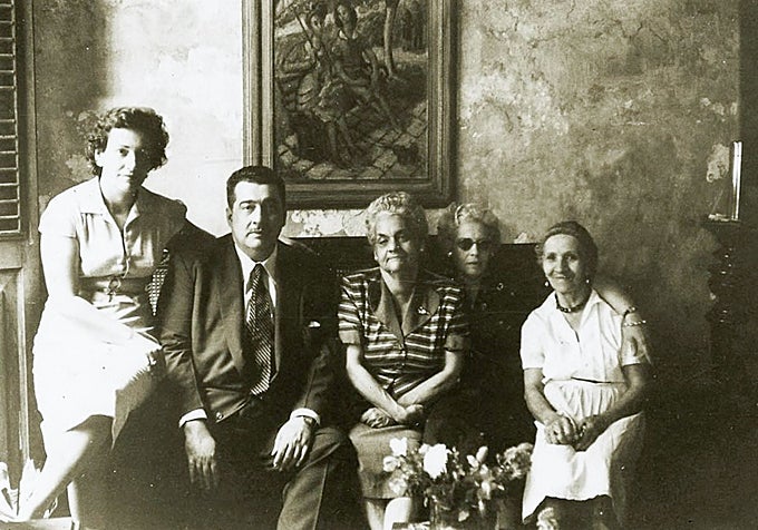 José Lezama Lima con su madre y hermanas en la sala de Trocadero 162