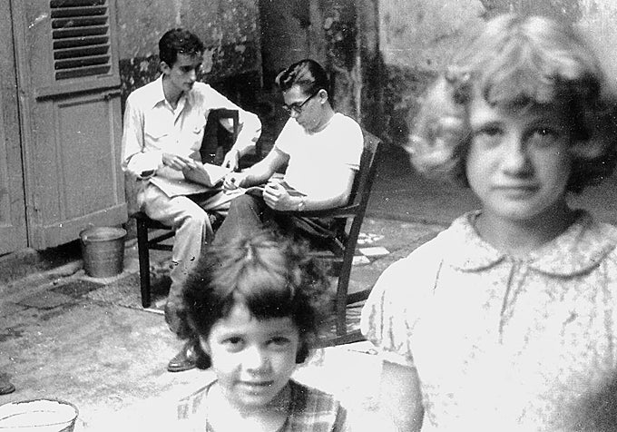 Ricardo Vigón y un joven Guillermo Cabrera Infante, en el solar de Zulueta donde vivía Cabrera, en 1950
