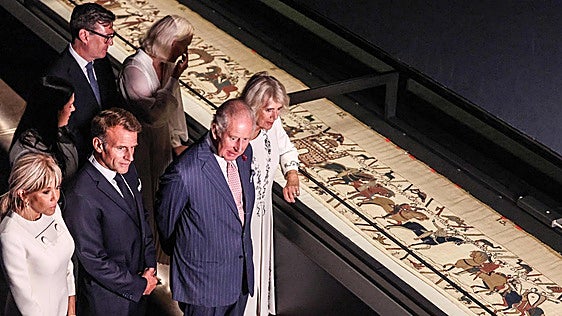 Carlos III, Burnham y Macron inauguran la histórica exposición del 'Tapiz de Bayeux'