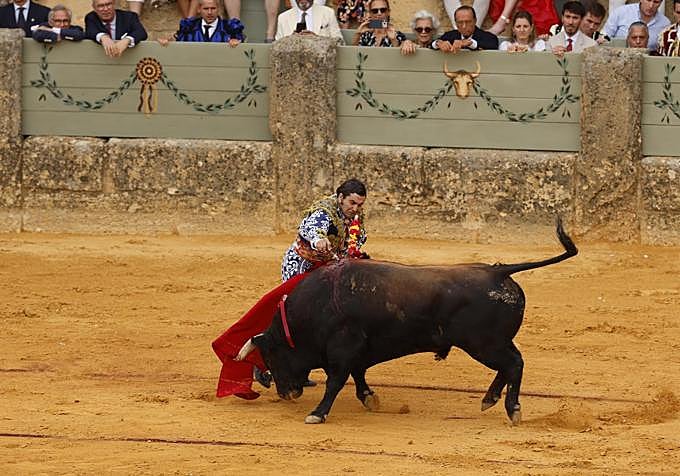 Morante de La Puebla entra a matar a uno de sus toros en Ronda