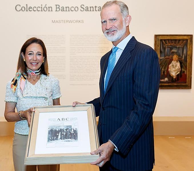 Ana Botín y el Rey posan con la portada de ABC de mayo de 1921