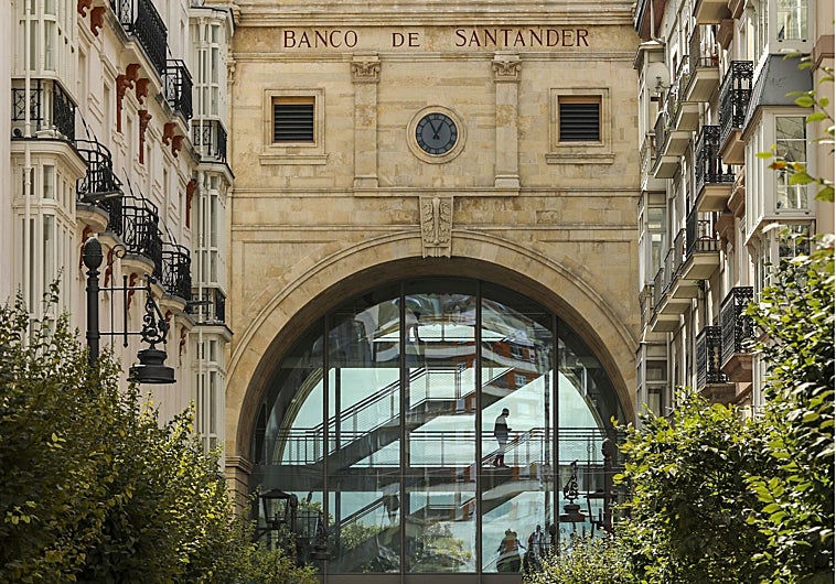 Imagen principal - Arriba, detalle del edificio, con su emblemático arco. Sobre estas líneas, a la izquierda, escalera helicoidal en el interior del nuevo centro de arte. A la derecha, vista de la bahía de Santander desde la terraza de Faro Santander. 