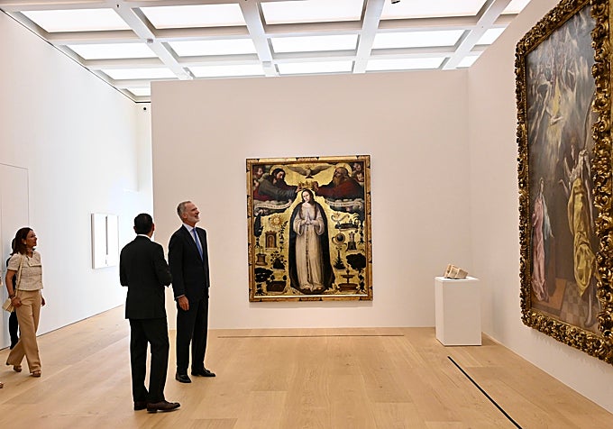 El Rey, en Faro Santander, junto a obras de Juan de Juanes y El Greco, acompañado por Daniel Vega, director del centro, y Ana Botín, presidenta de Banco Santander.