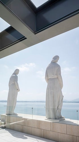 Imagen secundaria 2 - Arriba, detalle del edificio, con su emblemático arco. Sobre estas líneas, a la izquierda, escalera helicoidal en el interior del nuevo centro de arte. A la derecha, vista de la bahía de Santander desde la terraza de Faro Santander. 