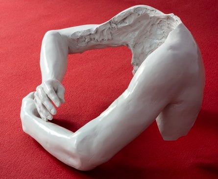 Imagen secundaria 1 - En las imágenes, pelo, escultura y sangre de la propuesta 'La ausencia es la obra', deDE Castro, en Arniches