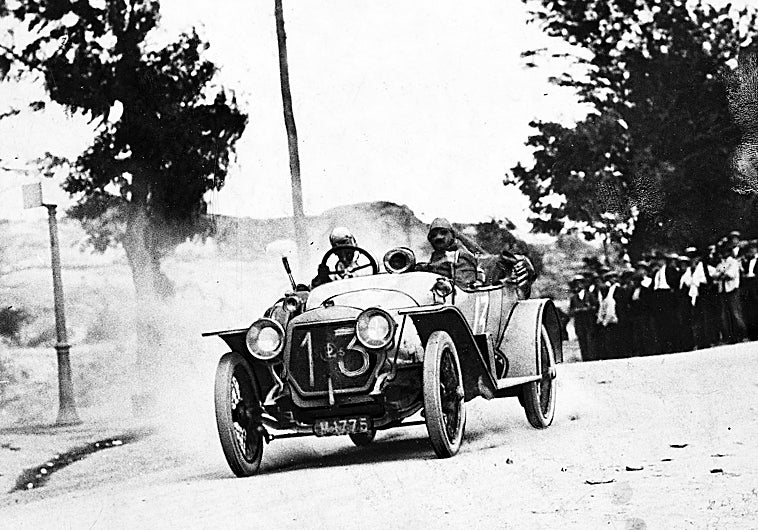 Imagen principal - El señor Labayen, con su Panhard Levassor sin válvulas, en el circuito de Guadarrama, la Familia Real en la tribuna regia viendo las carreras y esquema del recorrido publicado por ABC