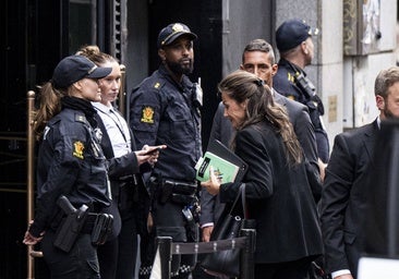 El libro de Julian Barnes que la Reina Letizia ha leído en su viaje al funeral de Harald V de Noruega