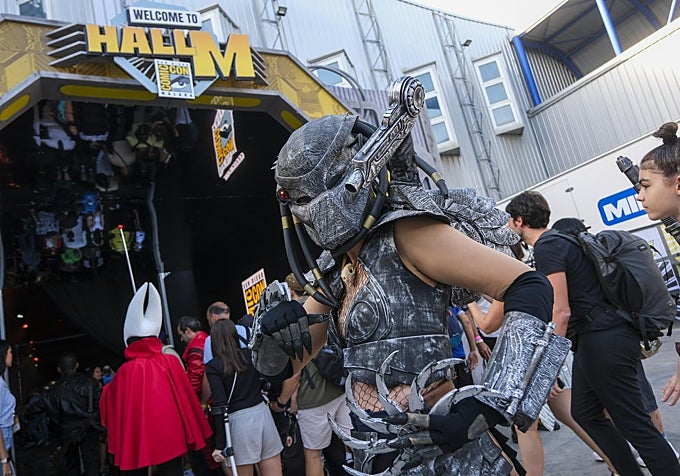 Un 'cosplayer' de Predator en la cola de la primera edición de la Comic-Con de Málaga