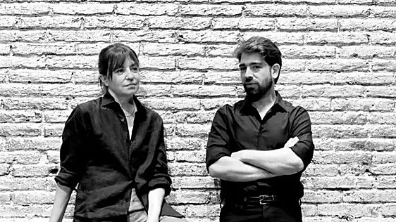 Crítica de teatro de 'Ella i màquina': la IA contra el demonio de los otros