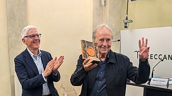 Serrat recibe en Roma el Premio Salvador Allende por su defensa de la democracia