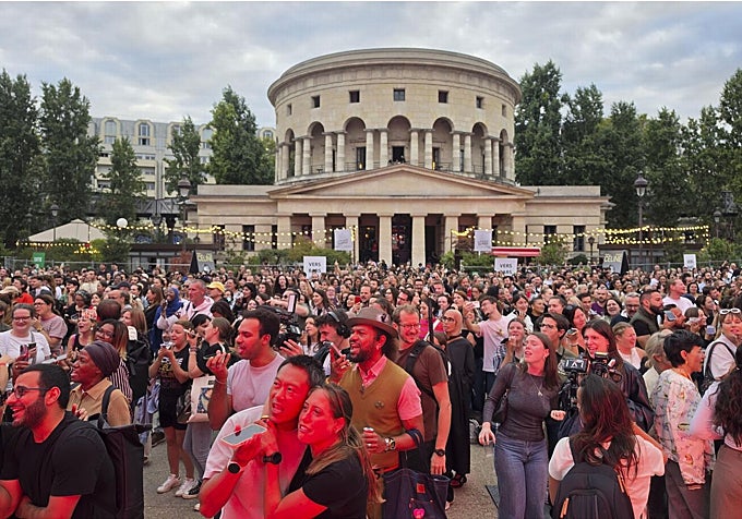 Miles de personas participaron el viernes en un karaoke gigante organizado por el Ayuntamiento de París en honor a Celine Dion.