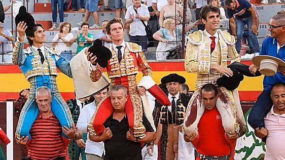 Tarde triunfal en Villacarrillo de Sebastián Castella, Adrián de Torres y Borja Jiménez, que salen a hombros tras cortar siete orejas