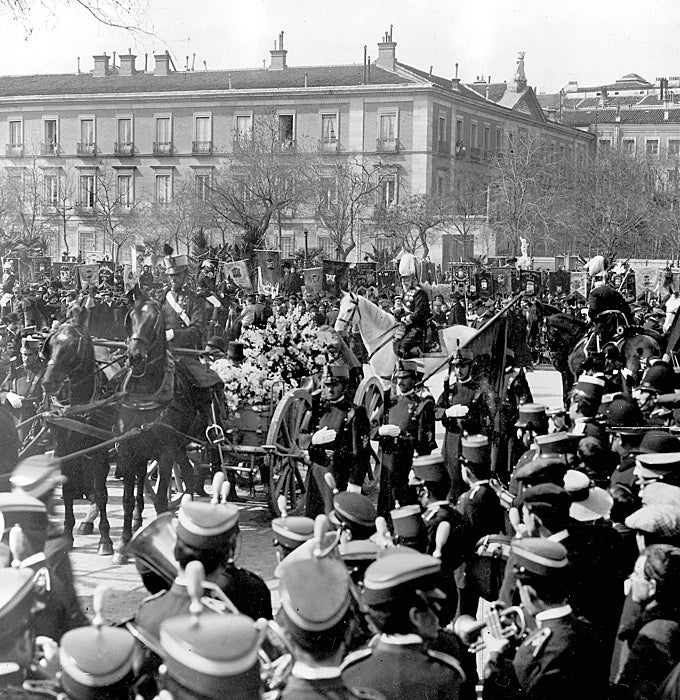 Traslado de los restos del teniente Ruiz al Obelisco del 2 de mayo en 1909.